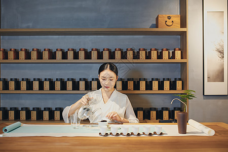 禅意茶桌女性泡茶师注水背景