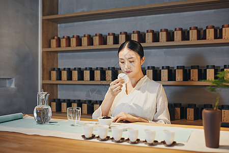 女茶艺师闻香图片