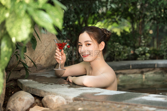 女性泡温泉喝鸡尾酒图片