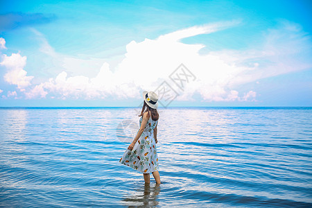 海水里海边美女背影背景