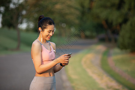 女性户外跑步听音乐图片