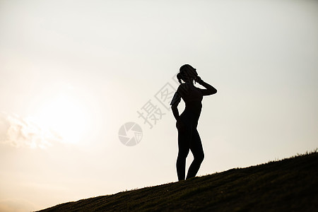 瑜伽女性夕阳剪影高清图片