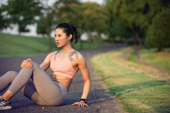 女性户外运动受伤图片