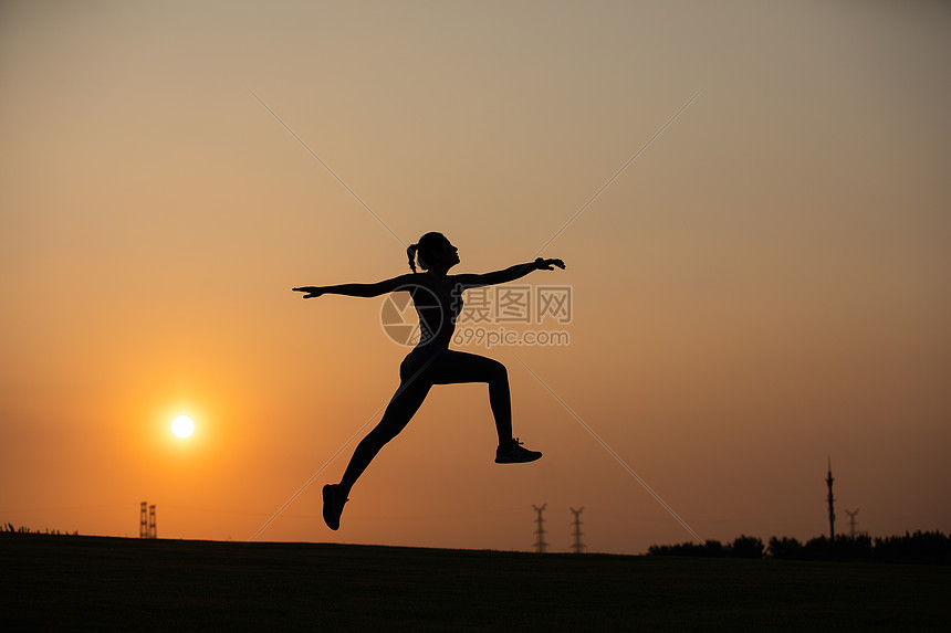 瑜伽女性夕阳剪影图片