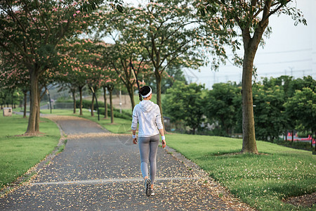 运动跳跃女性户外跑步背景