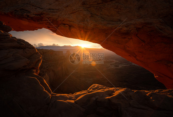 丹霞地貌日出日落图片