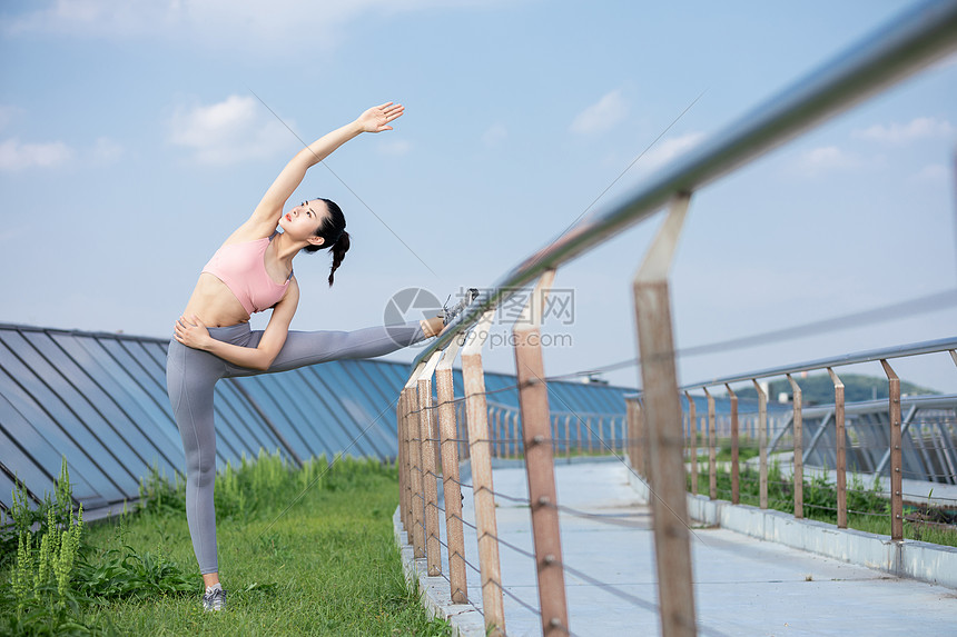 女性户外运动图片