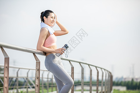 女性户外运动健身喝水图片