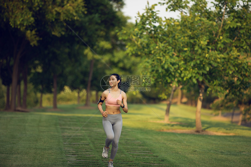 女性户外跑步 图片