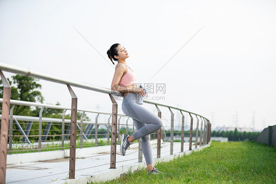 女性户外运动健身休息图片