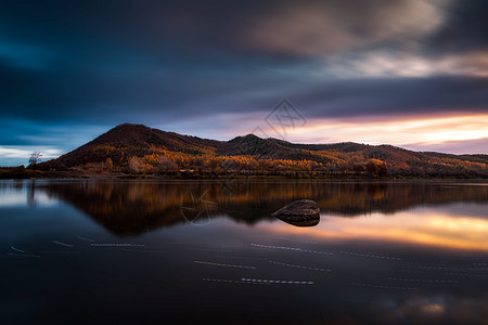 夜晚湖水山水河流风光背景