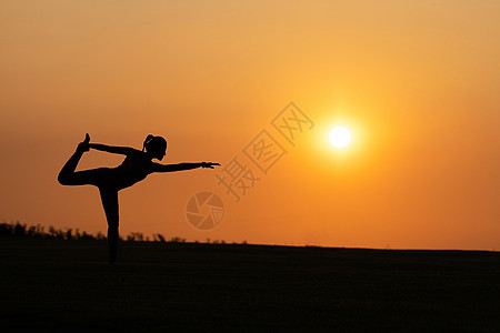 瑜伽剪影瑜伽女性夕阳剪影背景