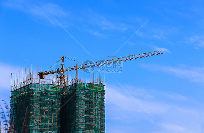 城市建设楼盘吊塔作业图片