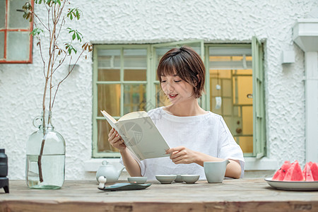 短发美女人像背景