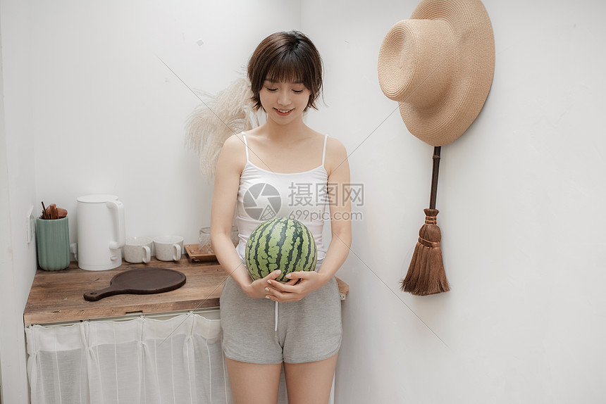 短发美女夏日居家图片