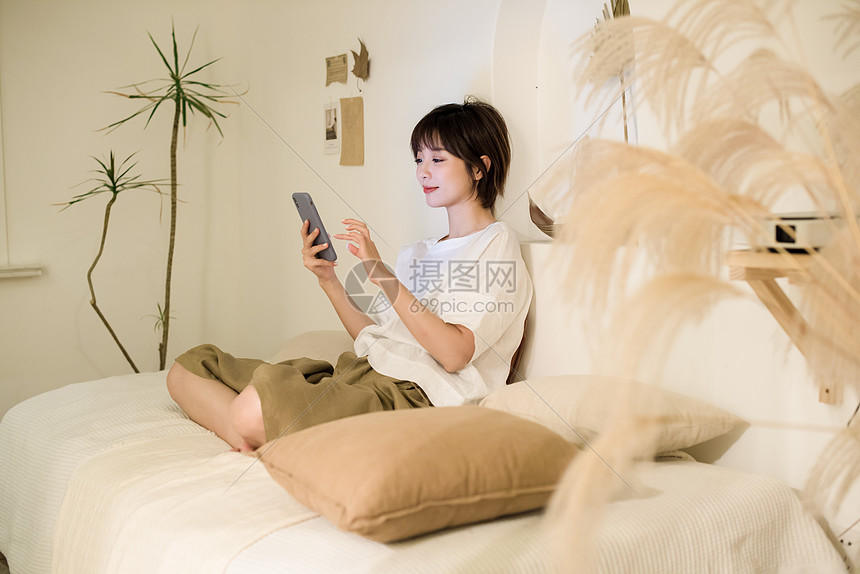 美女居家玩手机图片