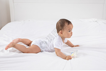 婴儿床上玩耍模特高清图片素材