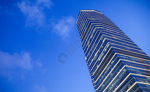 暮色中的摩天大楼仰视背景图片