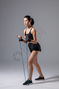 运动女性弹力绳健身图片