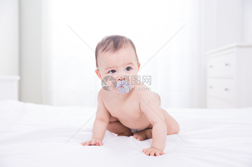 外国婴儿吃奶嘴图片