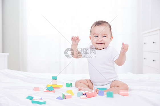 外国婴儿玩积木图片