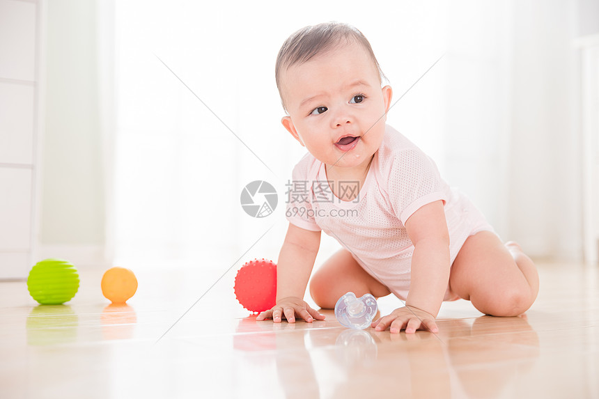 外国婴儿玩感触球图片
