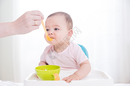 外国导游母婴喂辅食背景