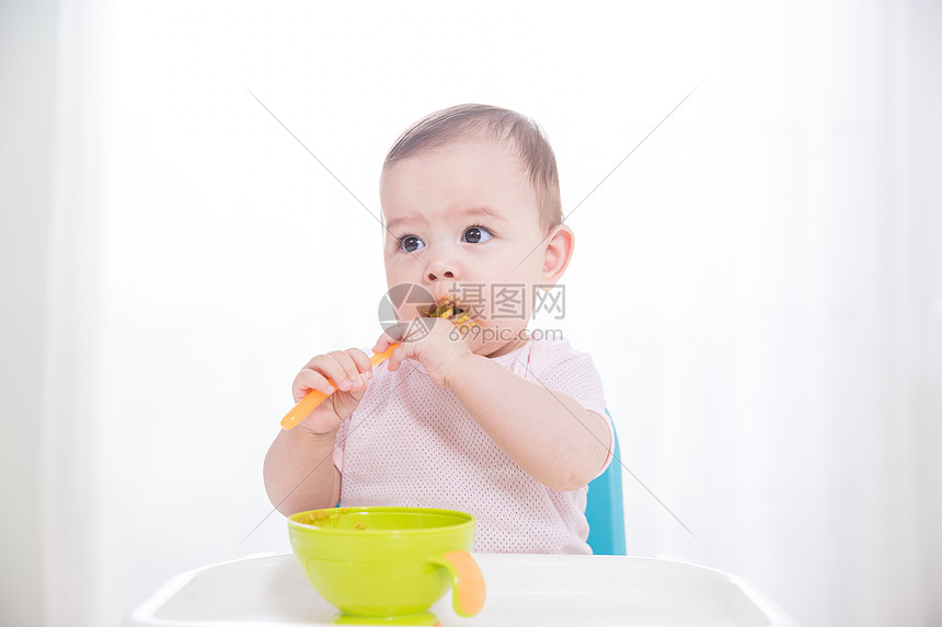 外国婴儿吃辅食图片