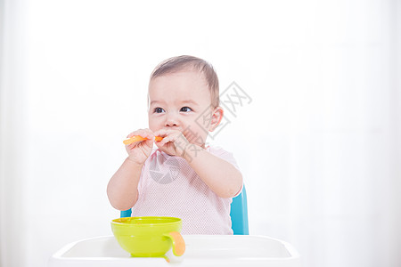 小孩吃东西外国婴儿吃辅食背景