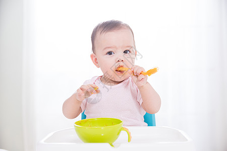 吃枇杷的女孩外国婴儿吃辅食背景