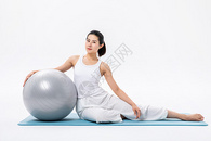 女性瑜伽球休息图片