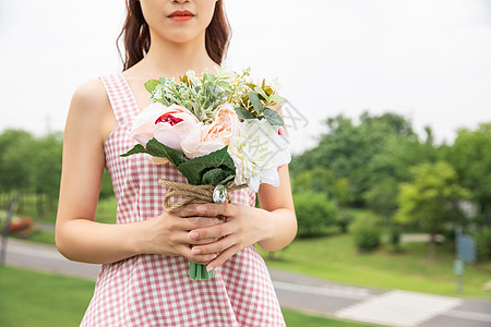 文艺美女手持花特写图片