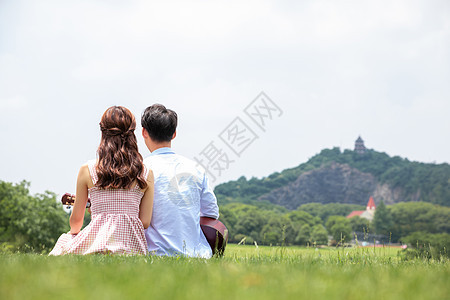 青年男女弹吉他背影图片