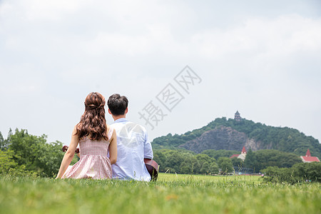 恋爱男女青年男女弹吉他背影背景