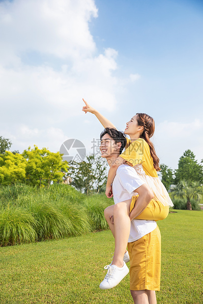 男生背女生