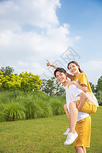 男生背女生背景