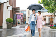 情侣下雨逛街购物图片