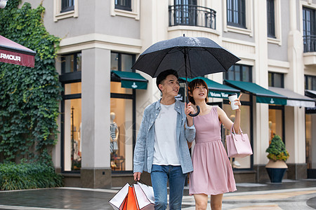 情侣下雨逛街购物图片