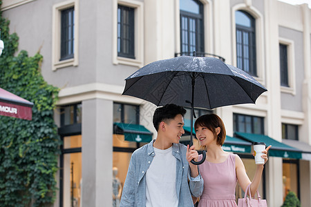 情侣下雨逛街购物图片