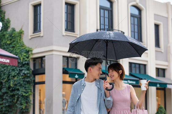 情侣下雨逛街购物图片