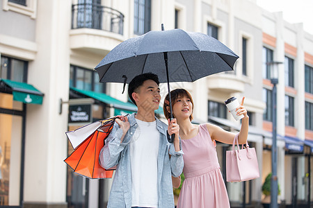 情侣下雨逛街购物图片