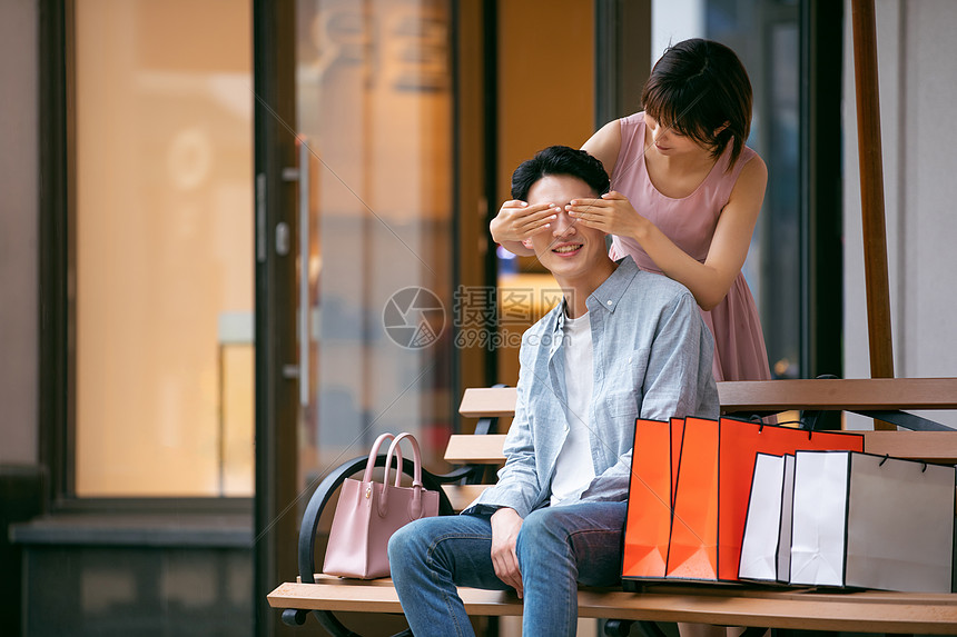 情侣约会逛街购物