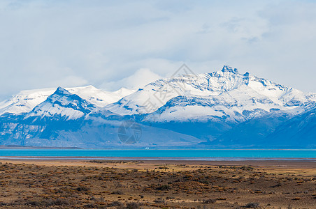 外卖哥潘塔哥尼亚高原雪山背景