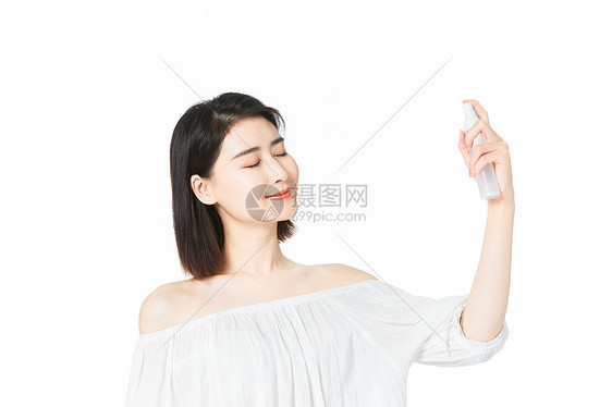 女性使用爽肤水图片