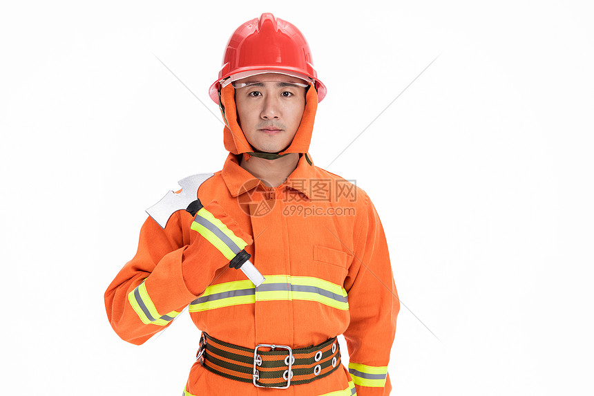 消防员使用消防锤图片