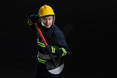 消防员拿铁锹高清图片