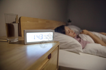 女性深夜睡眠高清图片