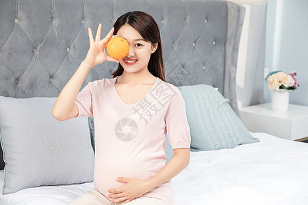 孕妇拿着橙子图片