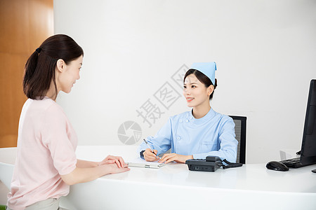 女病人在医院前台咨询背景图片