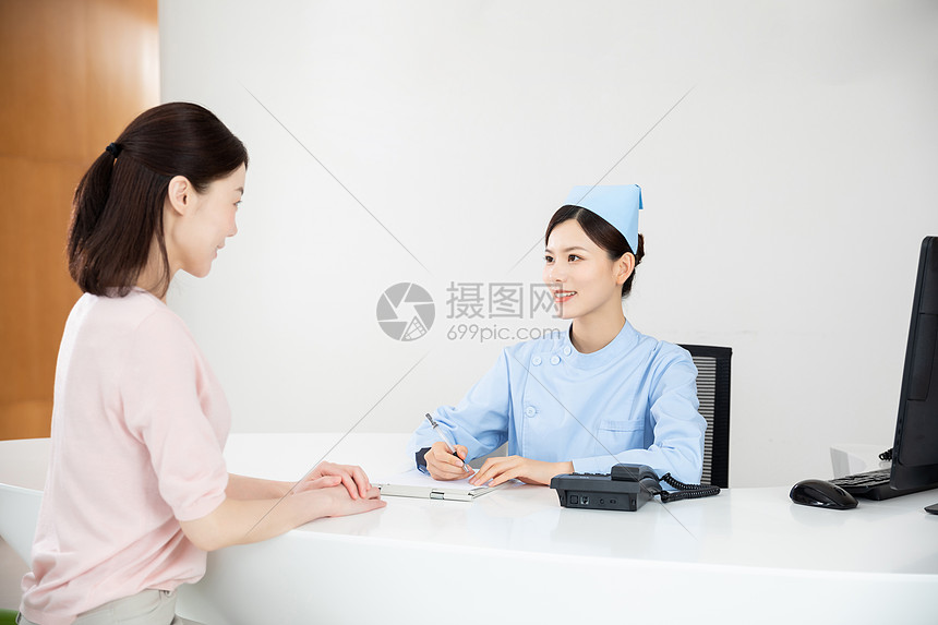 女病人在医院前台咨询图片